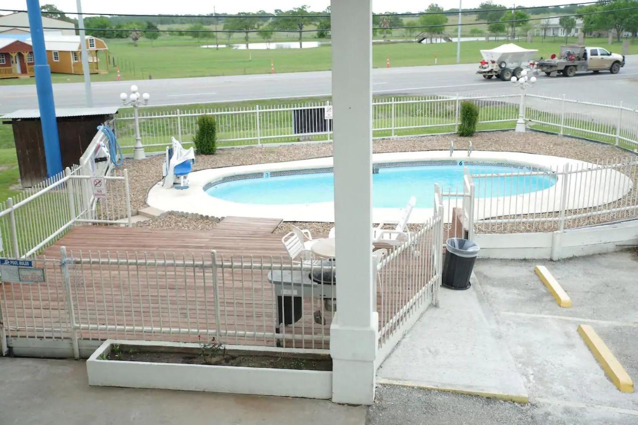 Giddings Executive Inn Exterior photo